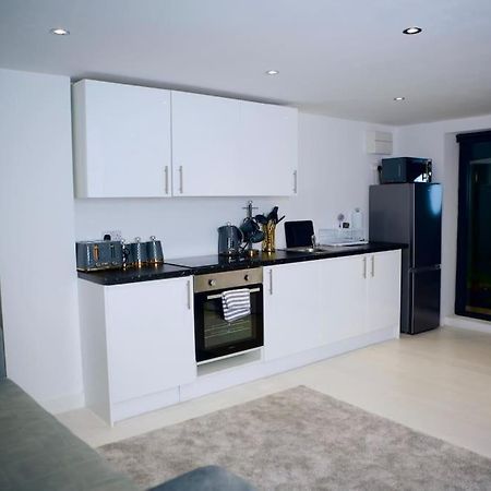 Perfect 1 Bed Apartment Sleeps 5 1 Kingsize Bed 1 Double Sofabed One Single Mattress Free Parking Wifi Good Transport Network Shopping Holiday Makers Families Contractors In North London Enfield Extérieur photo