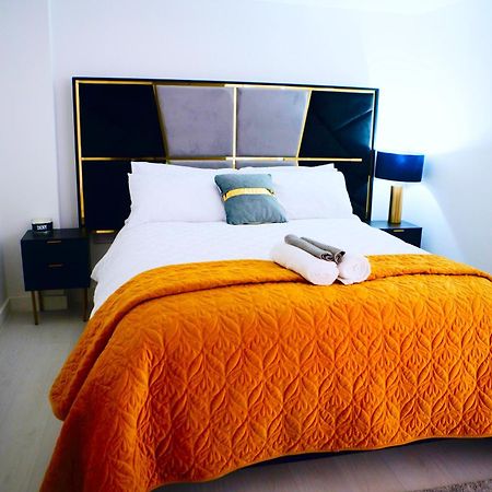 Perfect 1 Bed Apartment Sleeps 5 1 Kingsize Bed 1 Double Sofabed One Single Mattress Free Parking Wifi Good Transport Network Shopping Holiday Makers Families Contractors In North London Enfield Extérieur photo
