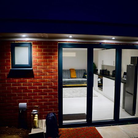 Perfect 1 Bed Apartment Sleeps 5 1 Kingsize Bed 1 Double Sofabed One Single Mattress Free Parking Wifi Good Transport Network Shopping Holiday Makers Families Contractors In North London Enfield Extérieur photo