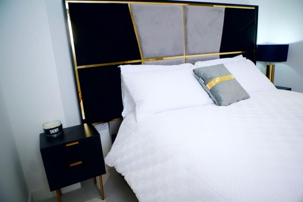 Perfect 1 Bed Apartment Sleeps 5 1 Kingsize Bed 1 Double Sofabed One Single Mattress Free Parking Wifi Good Transport Network Shopping Holiday Makers Families Contractors In North London Enfield Extérieur photo