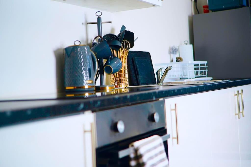 Perfect 1 Bed Apartment Sleeps 5 1 Kingsize Bed 1 Double Sofabed One Single Mattress Free Parking Wifi Good Transport Network Shopping Holiday Makers Families Contractors In North London Enfield Extérieur photo