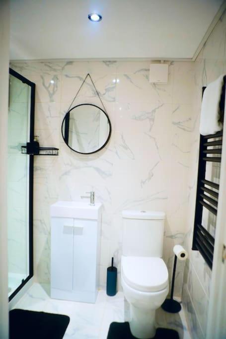 Perfect 1 Bed Apartment Sleeps 5 1 Kingsize Bed 1 Double Sofabed One Single Mattress Free Parking Wifi Good Transport Network Shopping Holiday Makers Families Contractors In North London Enfield Extérieur photo