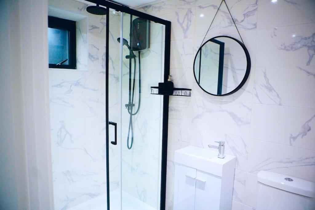 Perfect 1 Bed Apartment Sleeps 5 1 Kingsize Bed 1 Double Sofabed One Single Mattress Free Parking Wifi Good Transport Network Shopping Holiday Makers Families Contractors In North London Enfield Extérieur photo