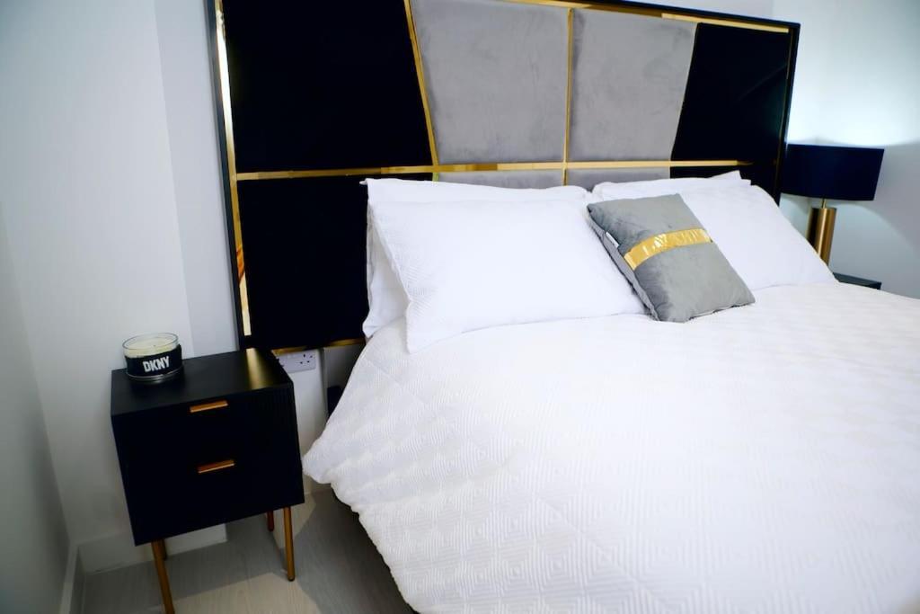 Perfect 1 Bed Apartment Sleeps 5 1 Kingsize Bed 1 Double Sofabed One Single Mattress Free Parking Wifi Good Transport Network Shopping Holiday Makers Families Contractors In North London Enfield Extérieur photo