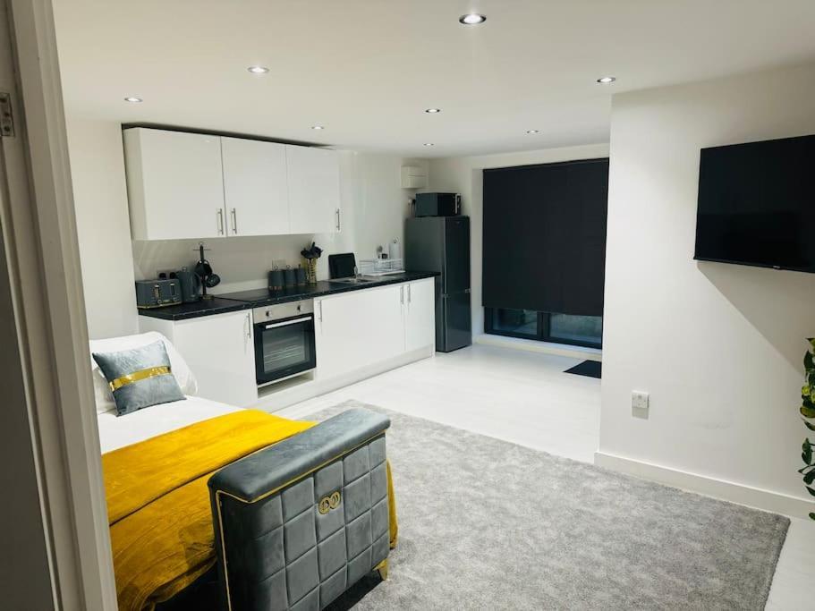 Perfect 1 Bed Apartment Sleeps 5 1 Kingsize Bed 1 Double Sofabed One Single Mattress Free Parking Wifi Good Transport Network Shopping Holiday Makers Families Contractors In North London Enfield Extérieur photo