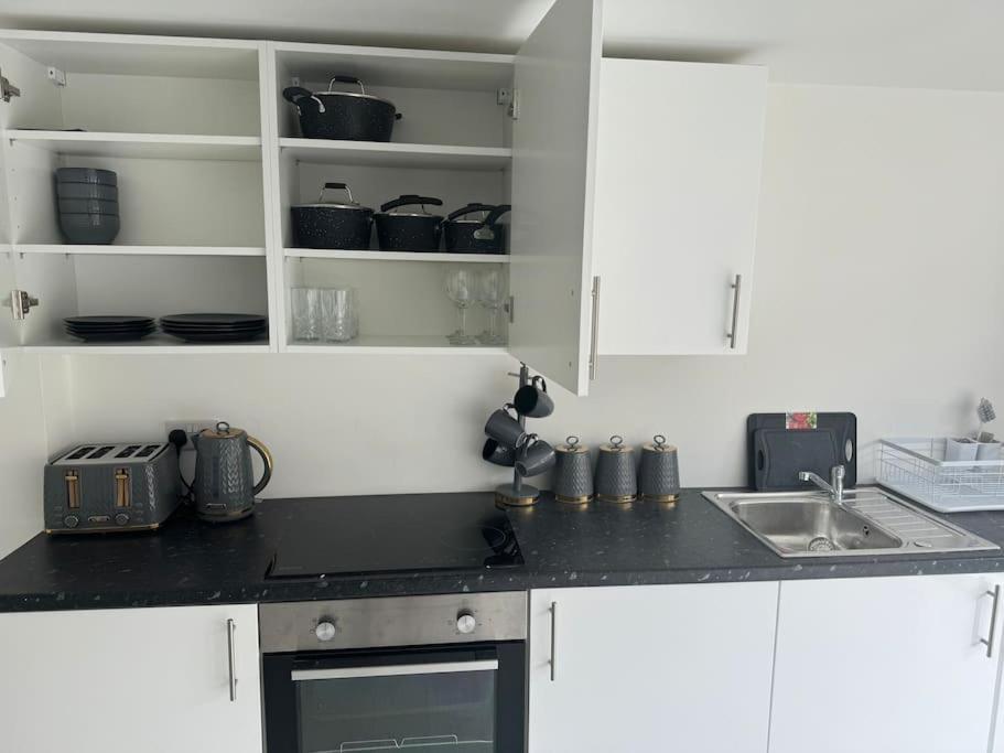 Perfect 1 Bed Apartment Sleeps 5 1 Kingsize Bed 1 Double Sofabed One Single Mattress Free Parking Wifi Good Transport Network Shopping Holiday Makers Families Contractors In North London Enfield Extérieur photo