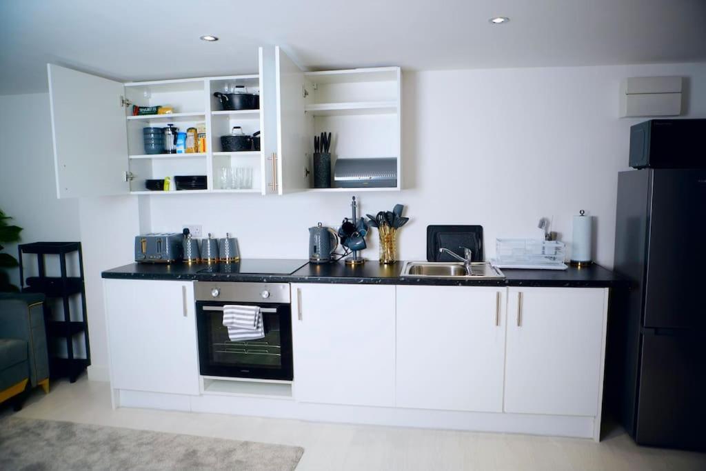 Perfect 1 Bed Apartment Sleeps 5 1 Kingsize Bed 1 Double Sofabed One Single Mattress Free Parking Wifi Good Transport Network Shopping Holiday Makers Families Contractors In North London Enfield Extérieur photo