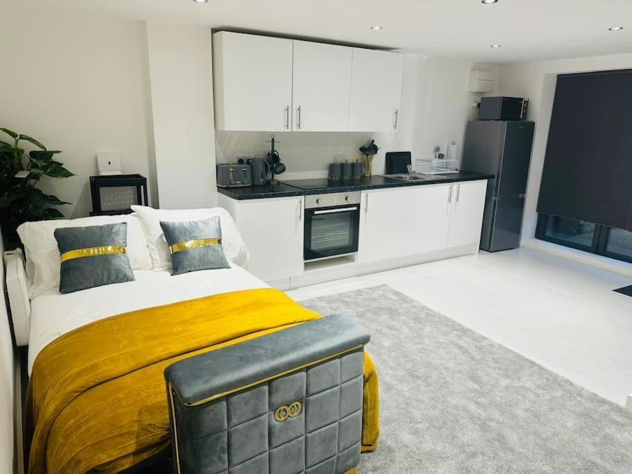 Perfect 1 Bed Apartment Sleeps 5 1 Kingsize Bed 1 Double Sofabed One Single Mattress Free Parking Wifi Good Transport Network Shopping Holiday Makers Families Contractors In North London Enfield Extérieur photo