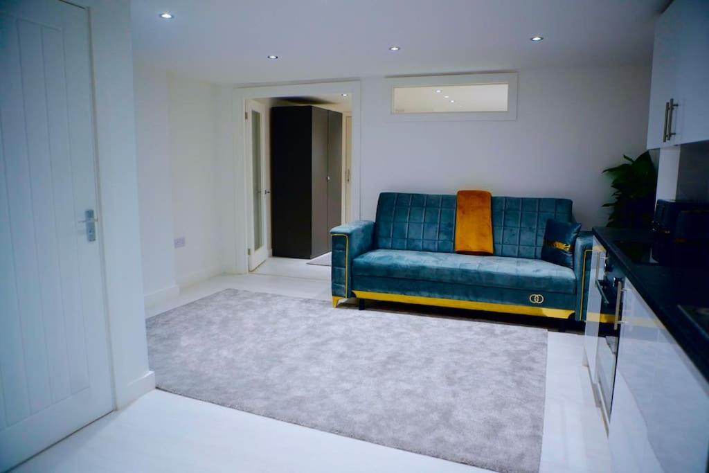 Perfect 1 Bed Apartment Sleeps 5 1 Kingsize Bed 1 Double Sofabed One Single Mattress Free Parking Wifi Good Transport Network Shopping Holiday Makers Families Contractors In North London Enfield Extérieur photo