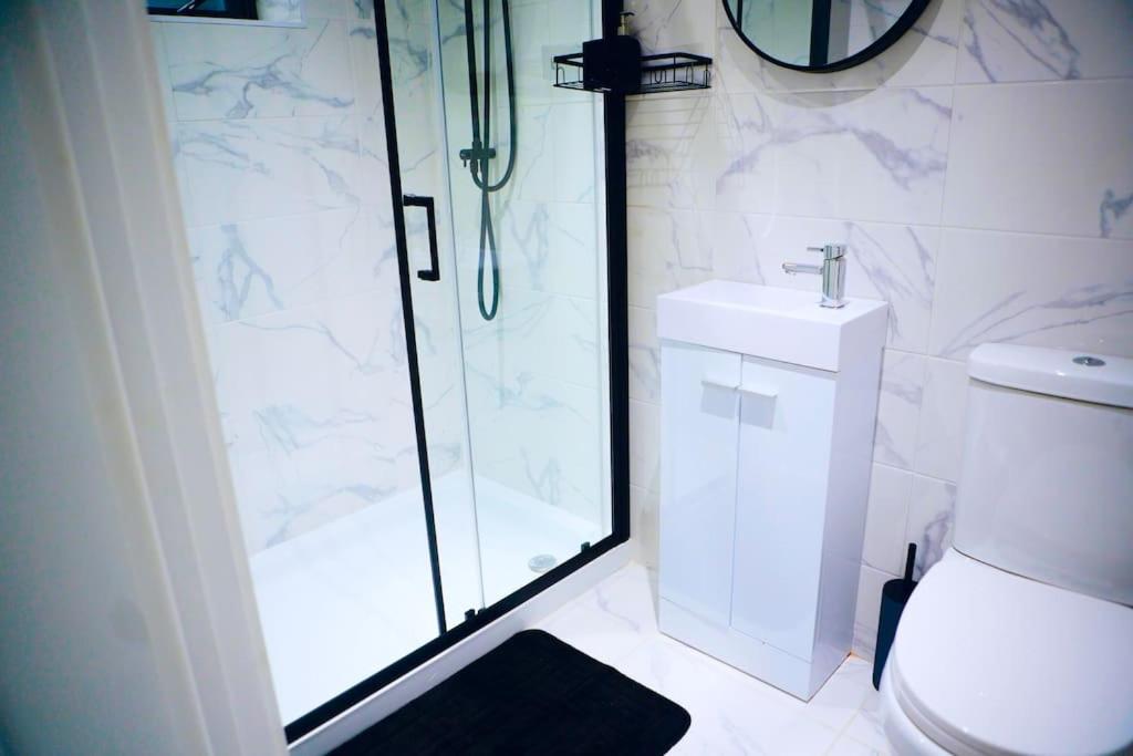 Perfect 1 Bed Apartment Sleeps 5 1 Kingsize Bed 1 Double Sofabed One Single Mattress Free Parking Wifi Good Transport Network Shopping Holiday Makers Families Contractors In North London Enfield Extérieur photo