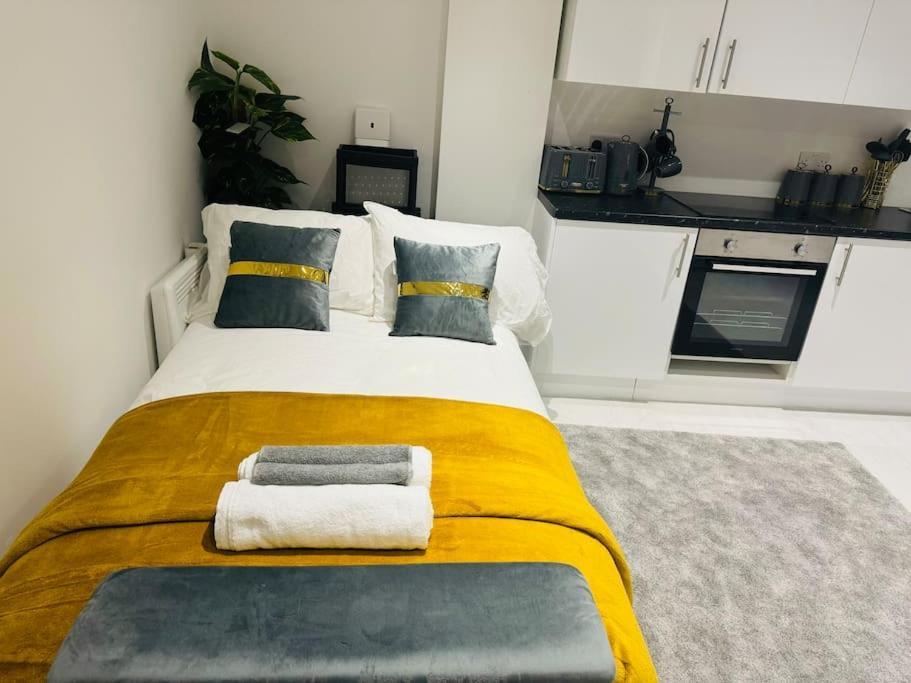 Perfect 1 Bed Apartment Sleeps 5 1 Kingsize Bed 1 Double Sofabed One Single Mattress Free Parking Wifi Good Transport Network Shopping Holiday Makers Families Contractors In North London Enfield Extérieur photo