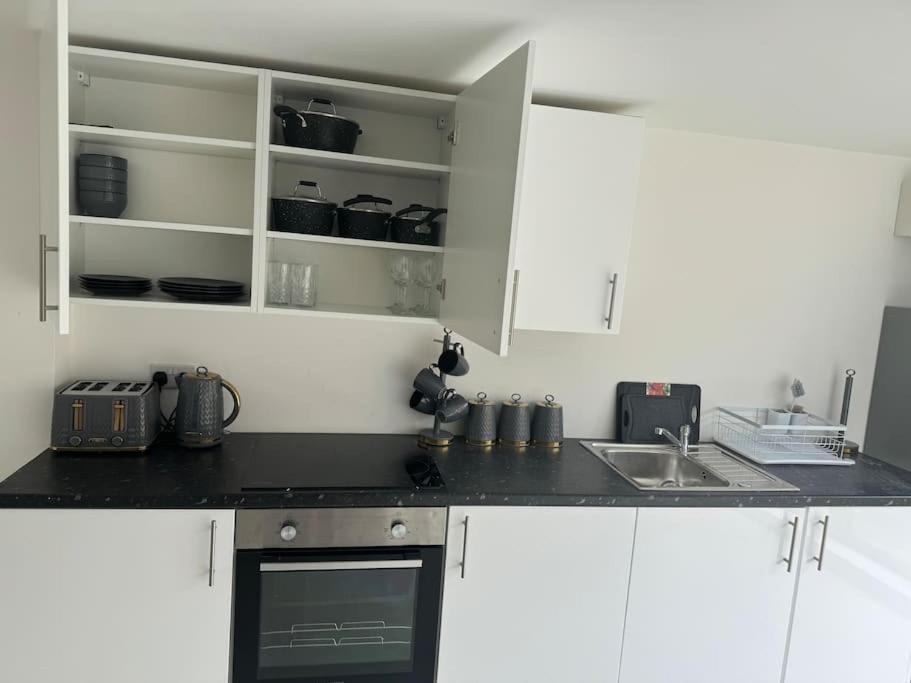 Perfect 1 Bed Apartment Sleeps 5 1 Kingsize Bed 1 Double Sofabed One Single Mattress Free Parking Wifi Good Transport Network Shopping Holiday Makers Families Contractors In North London Enfield Extérieur photo