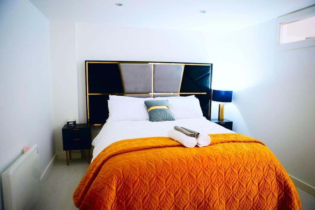 Perfect 1 Bed Apartment Sleeps 5 1 Kingsize Bed 1 Double Sofabed One Single Mattress Free Parking Wifi Good Transport Network Shopping Holiday Makers Families Contractors In North London Enfield Extérieur photo