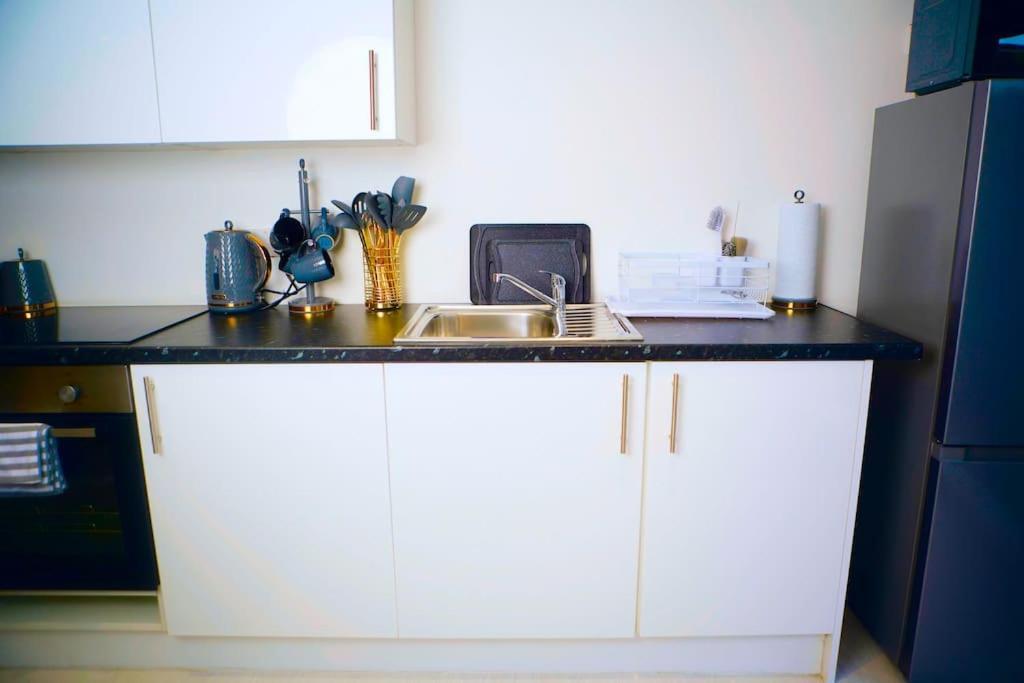 Perfect 1 Bed Apartment Sleeps 5 1 Kingsize Bed 1 Double Sofabed One Single Mattress Free Parking Wifi Good Transport Network Shopping Holiday Makers Families Contractors In North London Enfield Extérieur photo