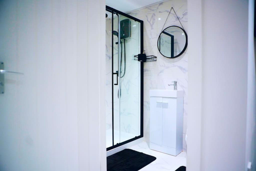 Perfect 1 Bed Apartment Sleeps 5 1 Kingsize Bed 1 Double Sofabed One Single Mattress Free Parking Wifi Good Transport Network Shopping Holiday Makers Families Contractors In North London Enfield Extérieur photo