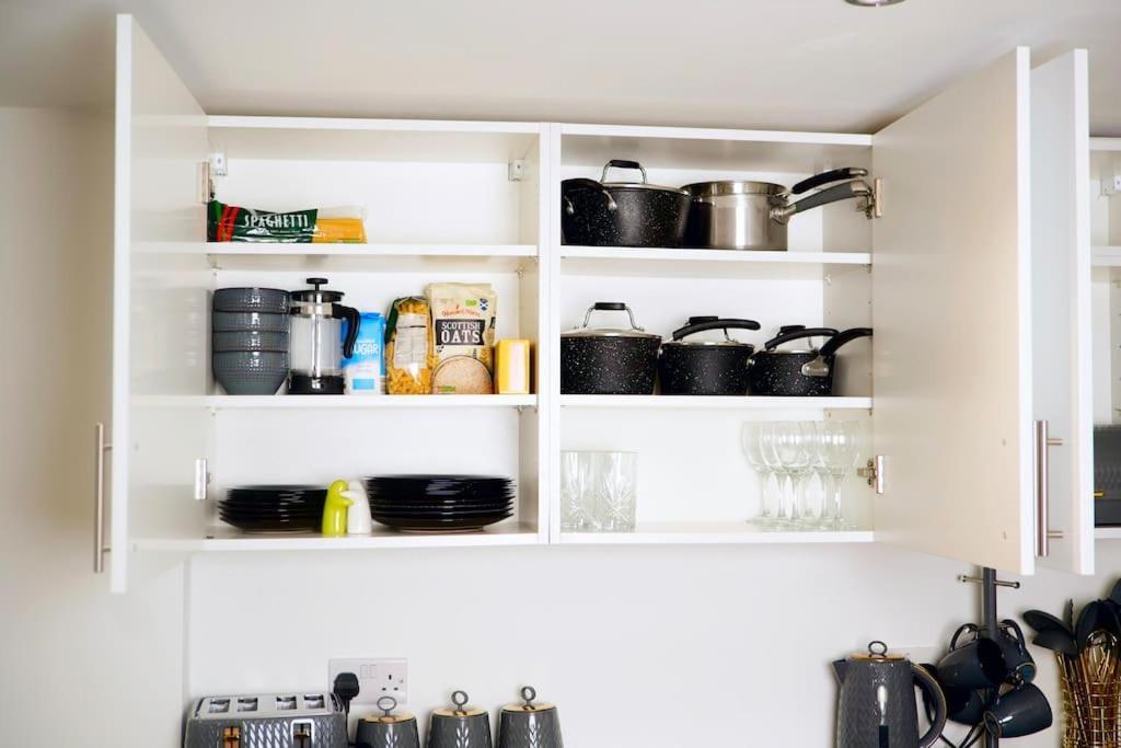 Perfect 1 Bed Apartment Sleeps 5 1 Kingsize Bed 1 Double Sofabed One Single Mattress Free Parking Wifi Good Transport Network Shopping Holiday Makers Families Contractors In North London Enfield Extérieur photo