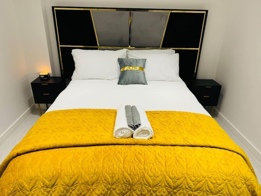 Perfect 1 Bed Apartment Sleeps 5 1 Kingsize Bed 1 Double Sofabed One Single Mattress Free Parking Wifi Good Transport Network Shopping Holiday Makers Families Contractors In North London Enfield Extérieur photo