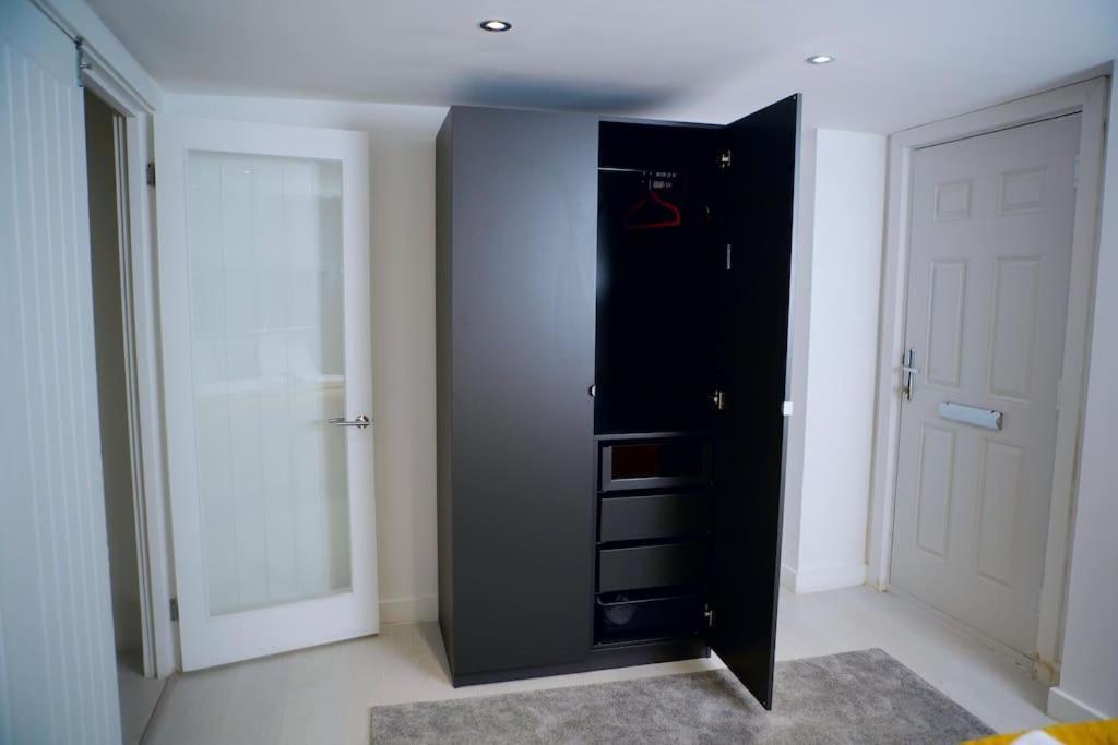 Perfect 1 Bed Apartment Sleeps 5 1 Kingsize Bed 1 Double Sofabed One Single Mattress Free Parking Wifi Good Transport Network Shopping Holiday Makers Families Contractors In North London Enfield Extérieur photo