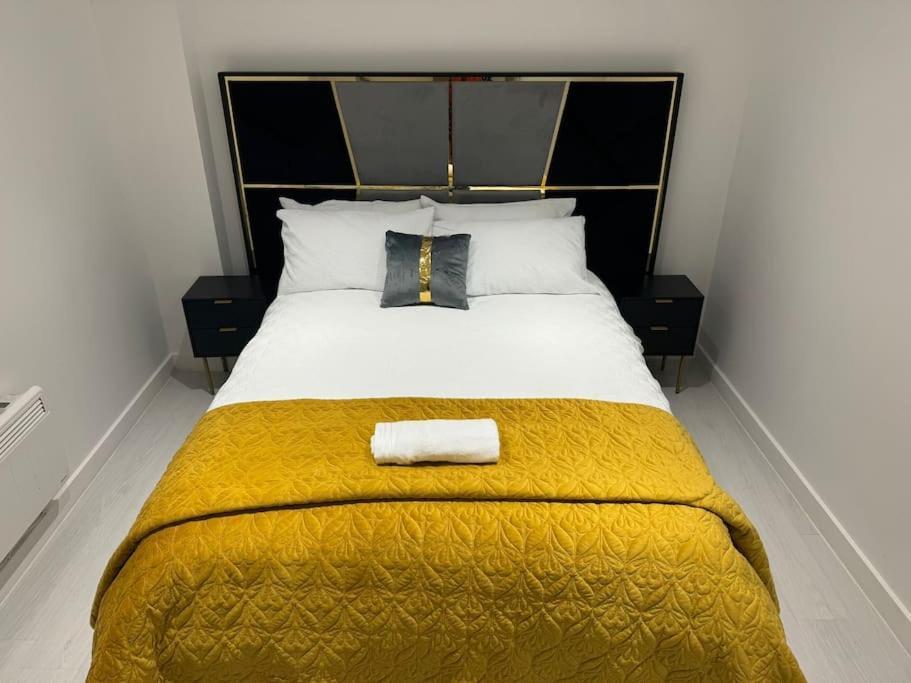 Perfect 1 Bed Apartment Sleeps 5 1 Kingsize Bed 1 Double Sofabed One Single Mattress Free Parking Wifi Good Transport Network Shopping Holiday Makers Families Contractors In North London Enfield Extérieur photo