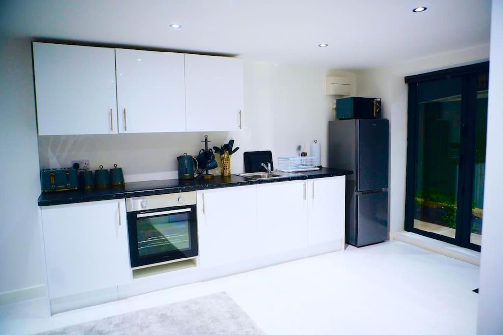 Perfect 1 Bed Apartment Sleeps 5 1 Kingsize Bed 1 Double Sofabed One Single Mattress Free Parking Wifi Good Transport Network Shopping Holiday Makers Families Contractors In North London Enfield Extérieur photo