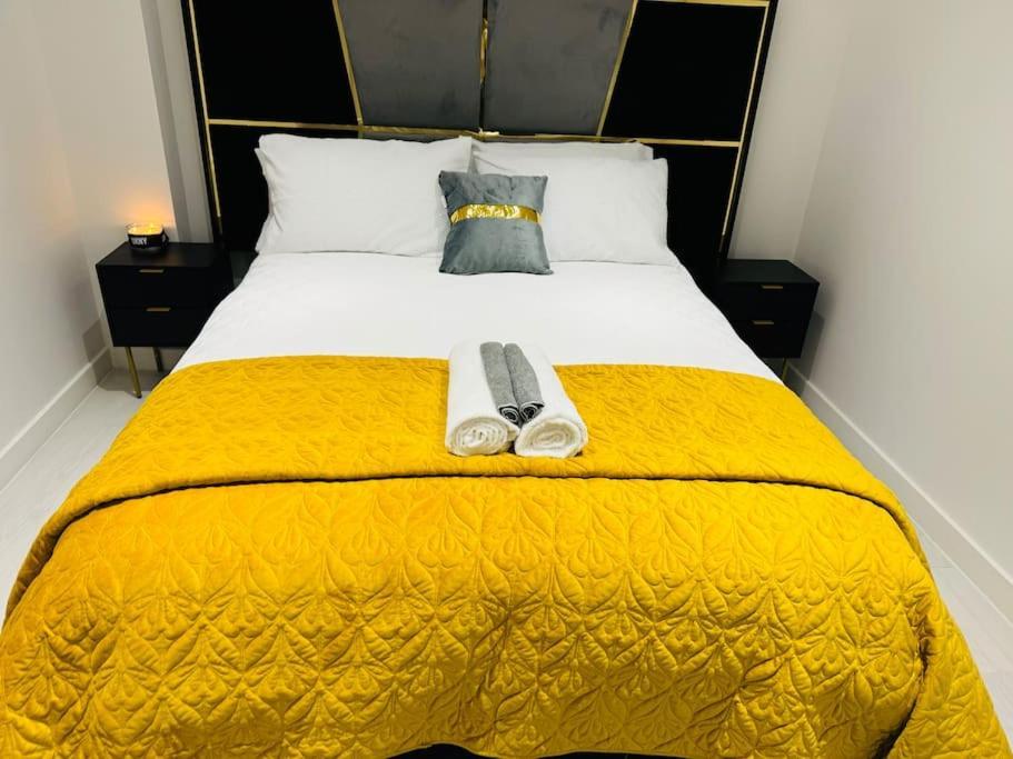 Perfect 1 Bed Apartment Sleeps 5 1 Kingsize Bed 1 Double Sofabed One Single Mattress Free Parking Wifi Good Transport Network Shopping Holiday Makers Families Contractors In North London Enfield Extérieur photo